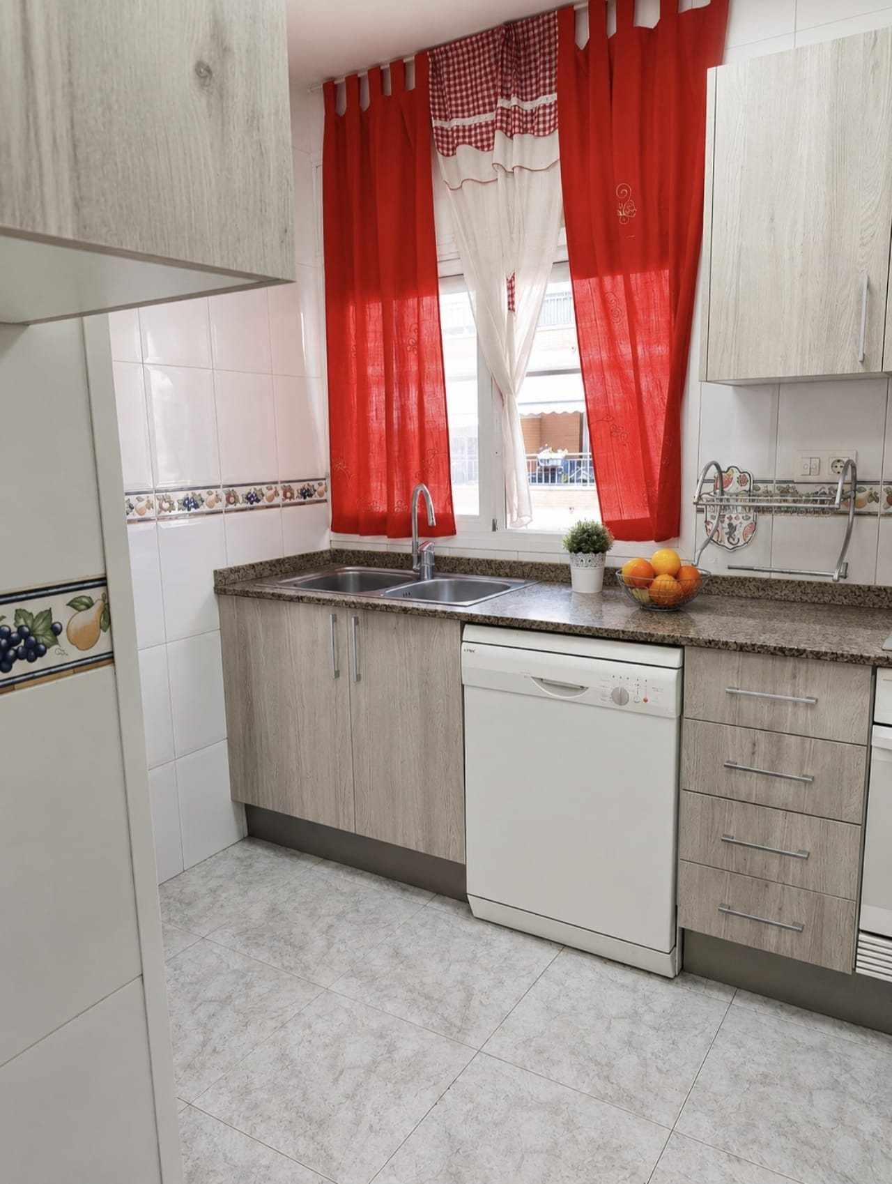 Miniatura 3 de Casa apareada en excelente ubicación.